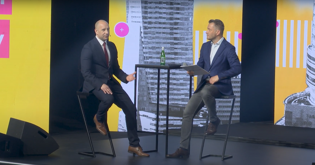 journalist interviewing a person on the stage