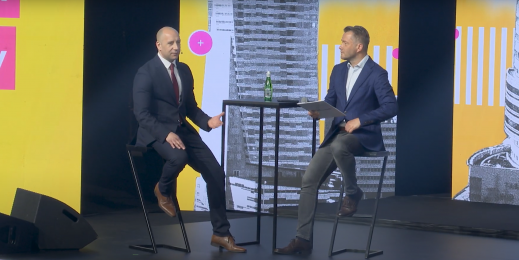 journalist interviewing a person on the stage