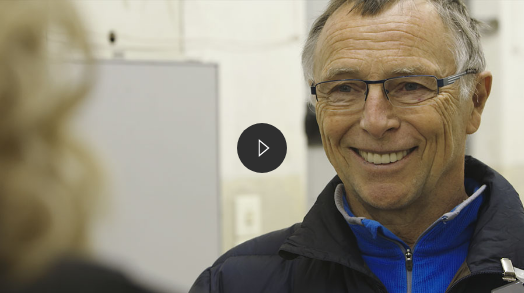 homem sorrindo pra uma mulher de costas pra câmera