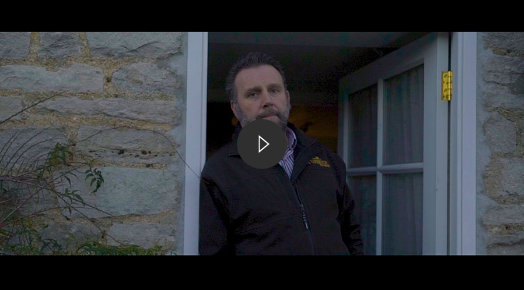 homem em pé encostado na porta