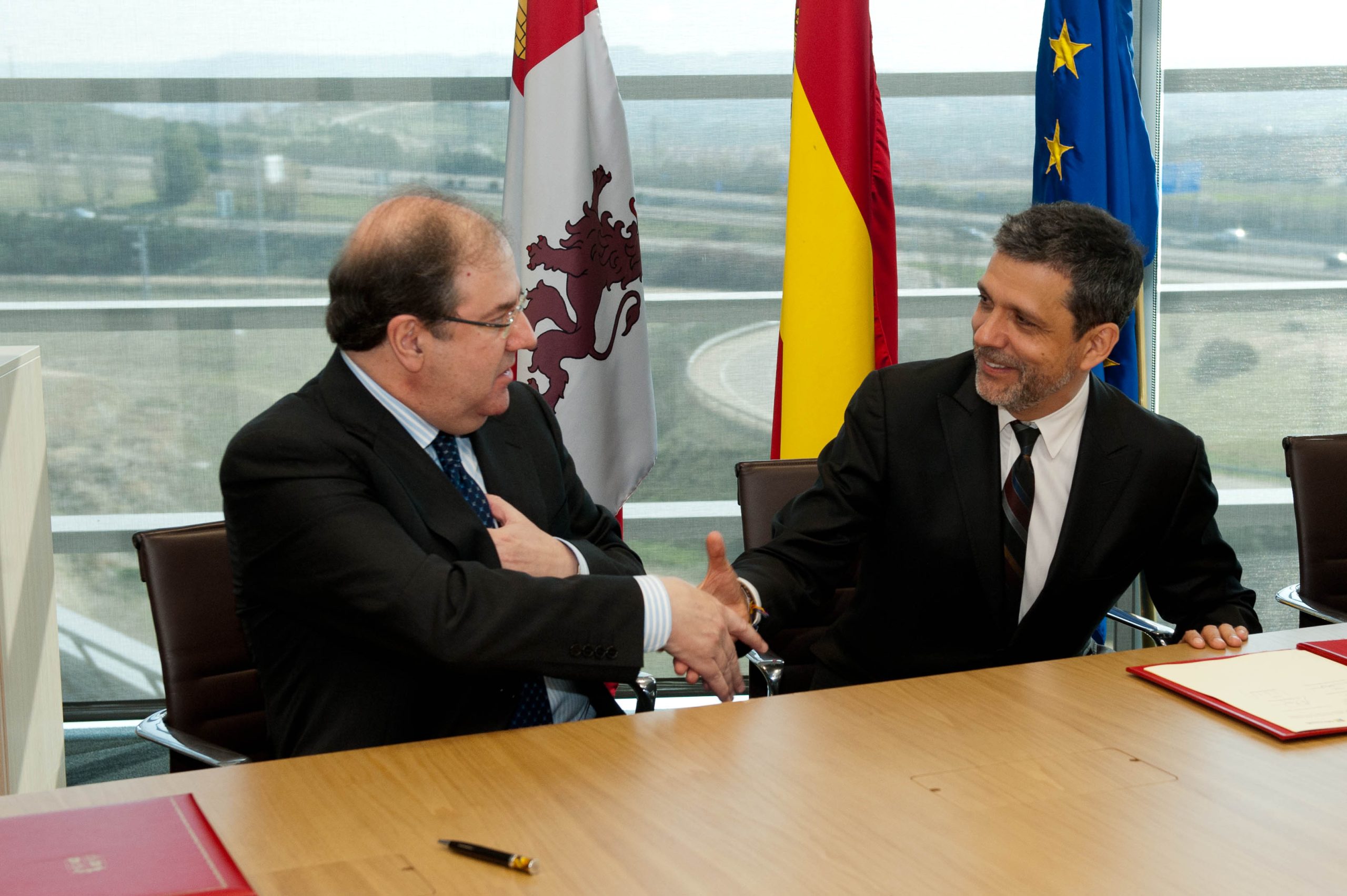 Firma del acuerdo entre el presidente de la Junta, Juan Vicente Herrera, y el vicepresidente senior del Grupo de Desarrollo de Mercados Emergentes de Microsoft, Orlando Ayala
