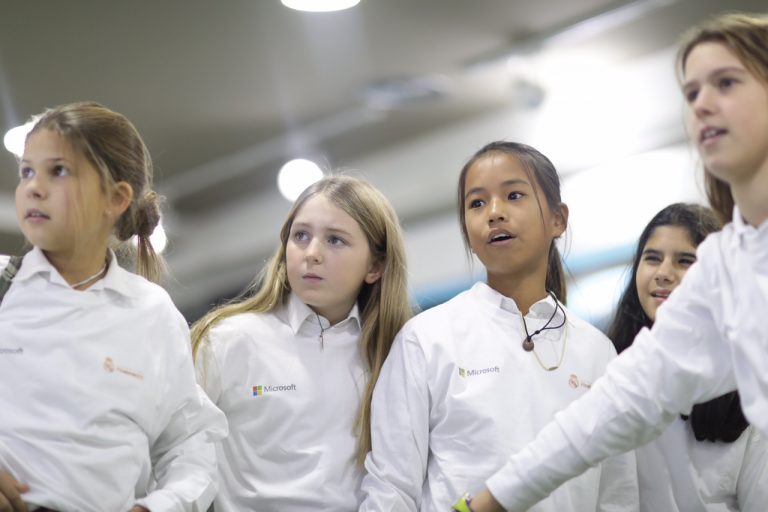 Grupo de niñar aprenden a programar con Microsoft