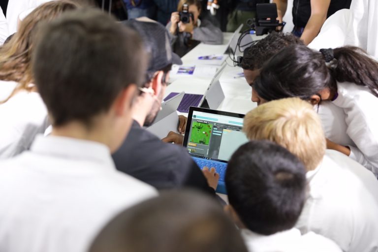 Isco aprende código con niños en la Hora del Código