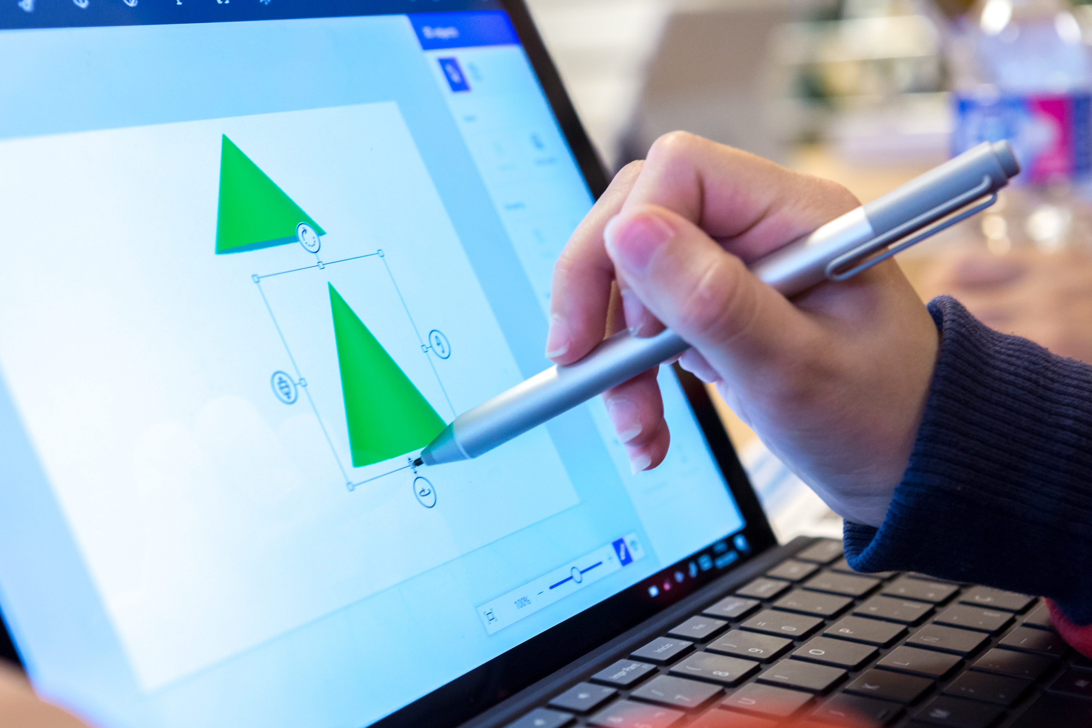 Un niño testea las características de Paint 3D