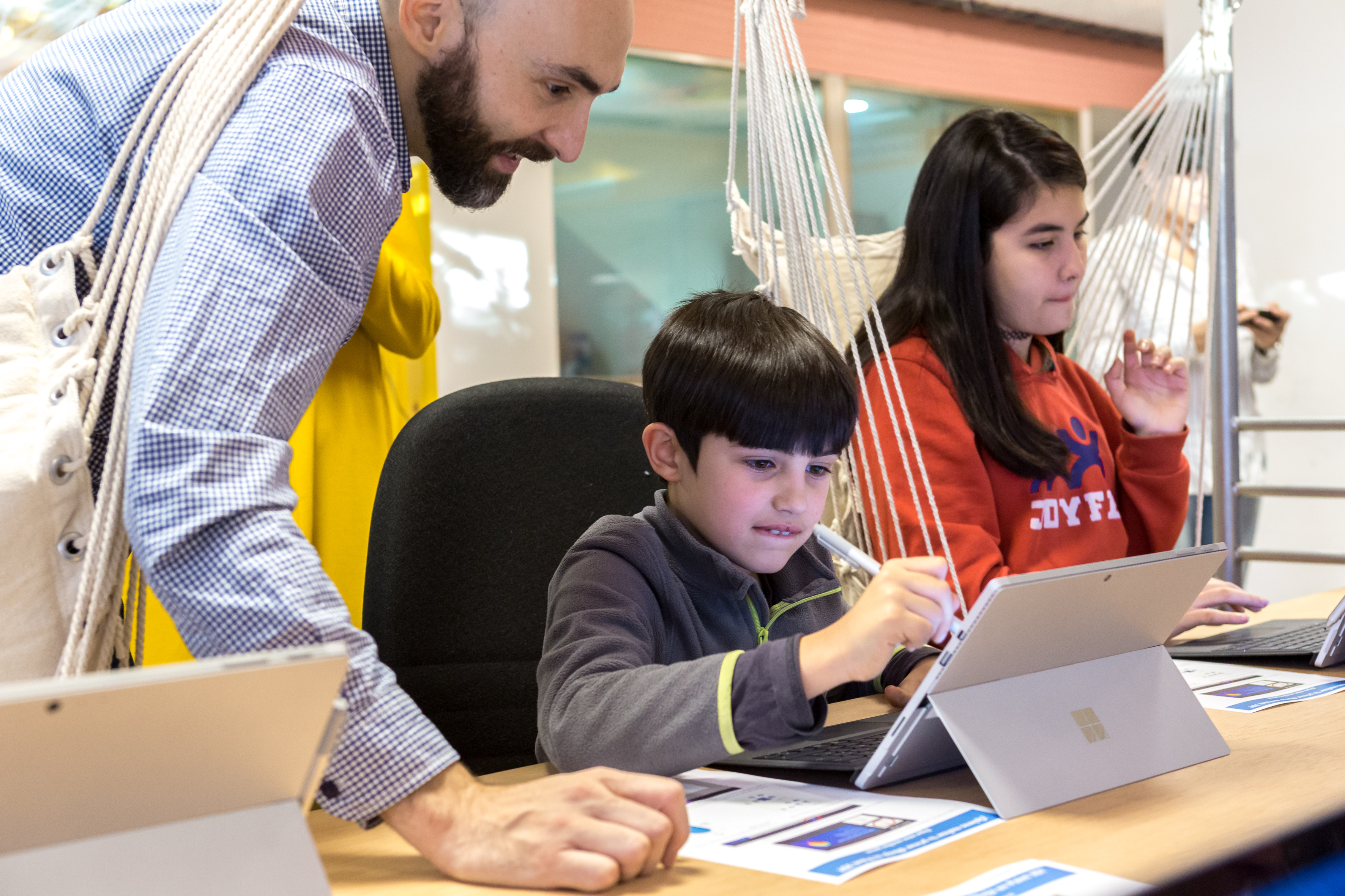 Un niño testea las características de Paint 3D