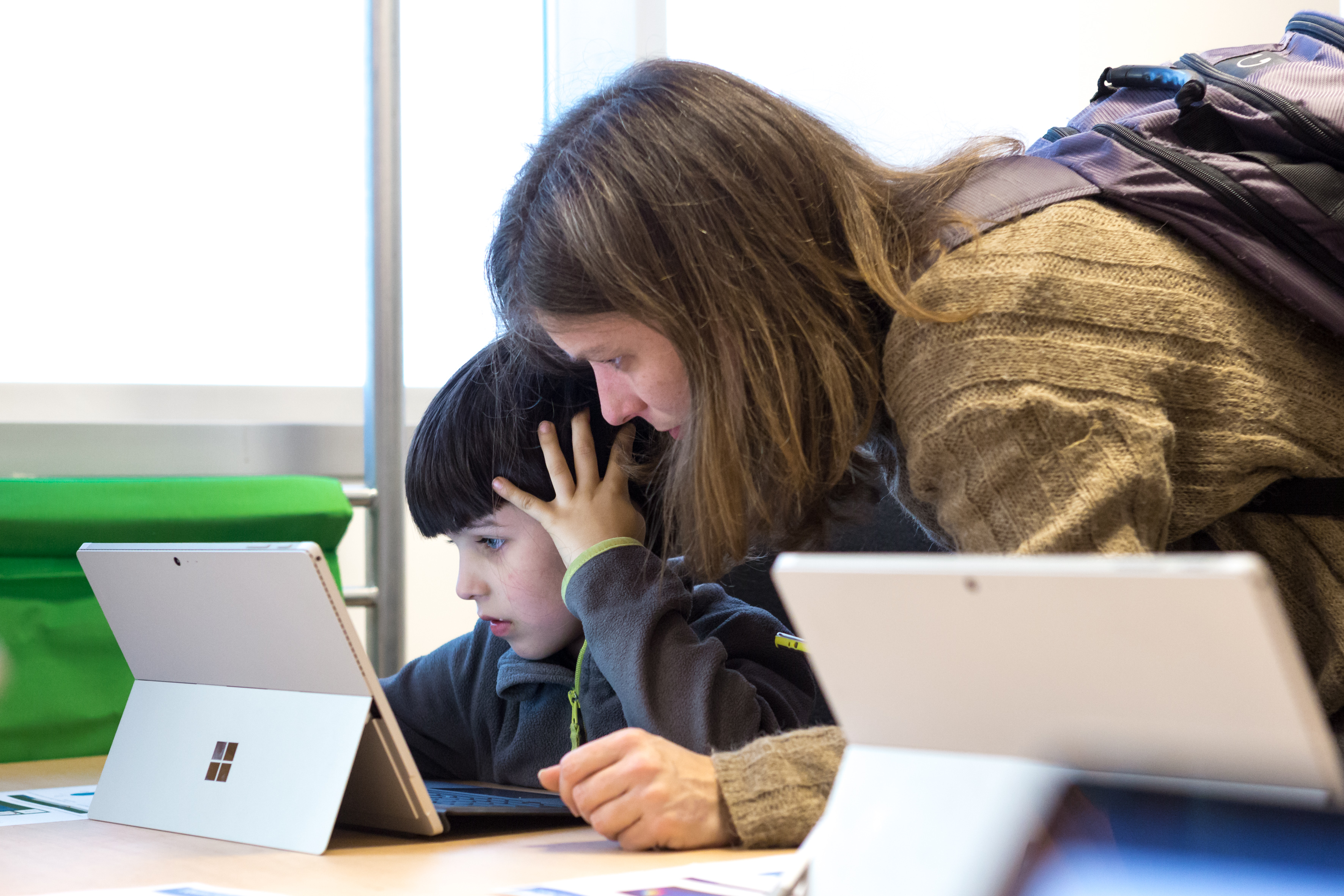 Un niño testea las características de Paint 3D