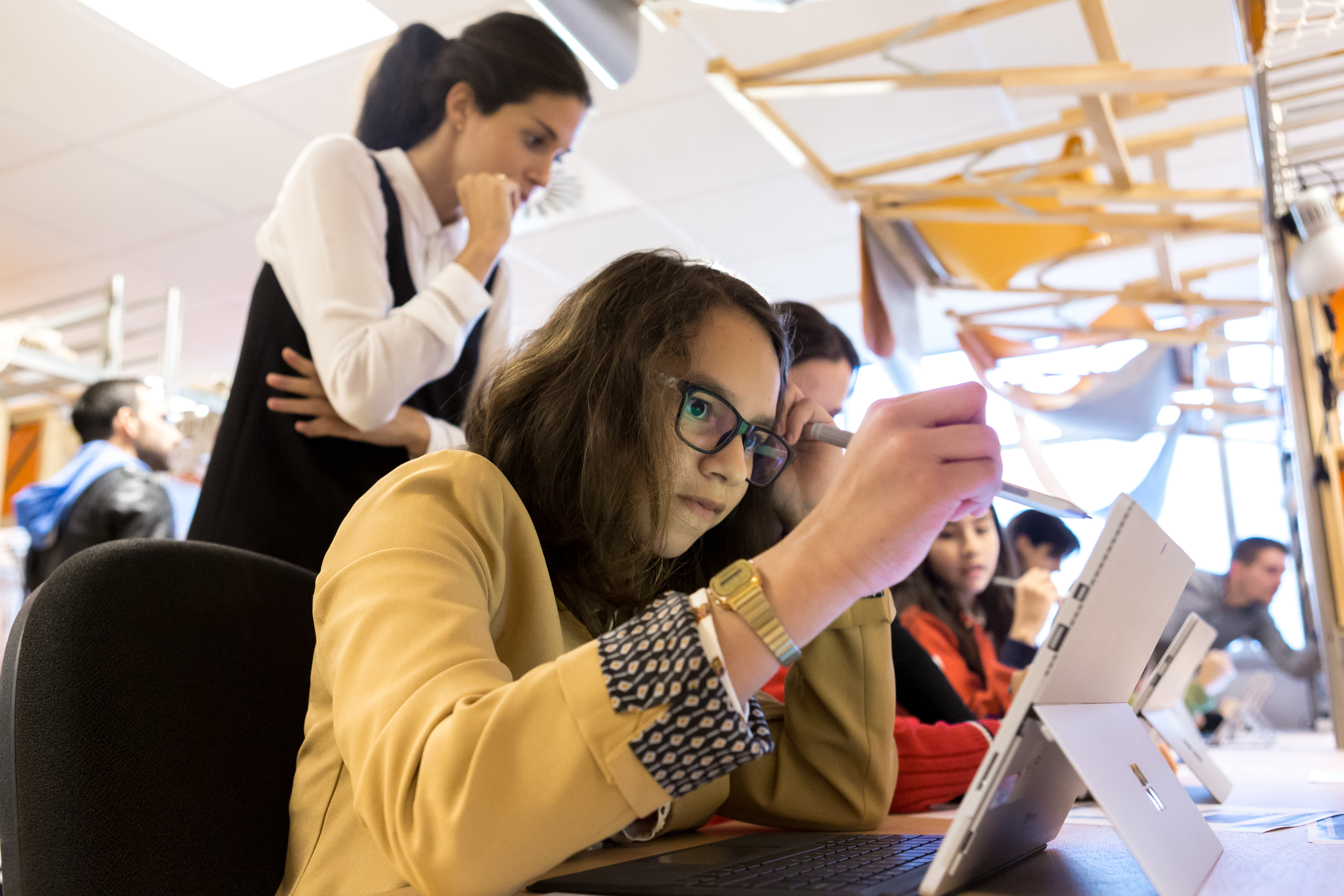 Un niño testea las características de Paint 3D