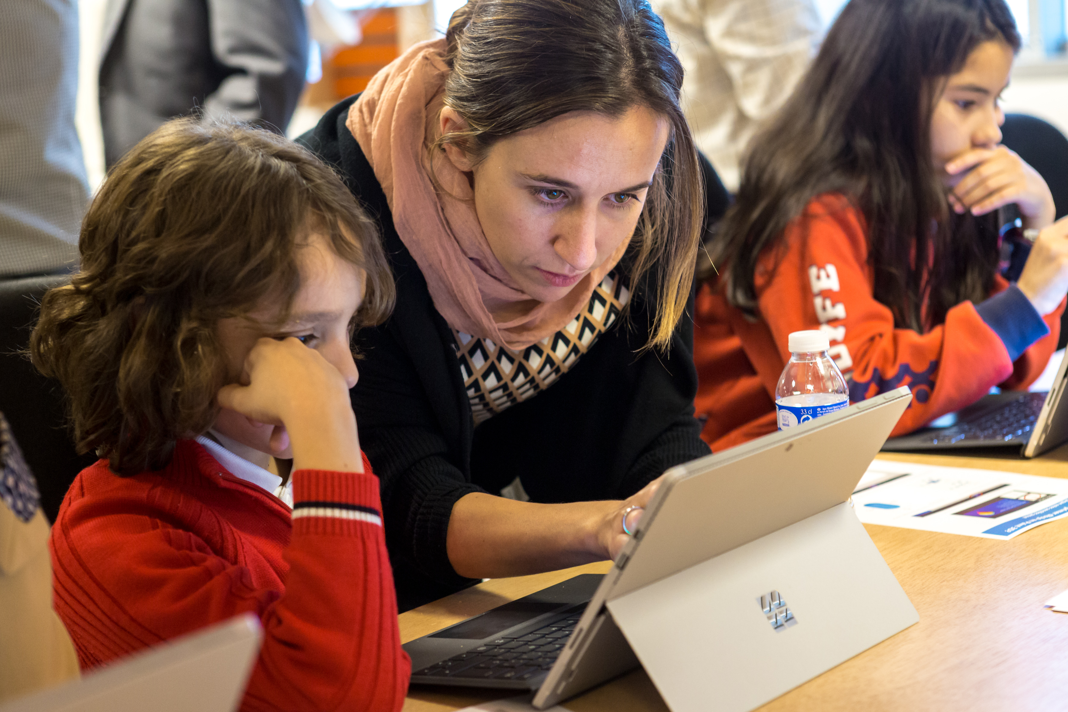 Un niño testea las características de Paint 3D