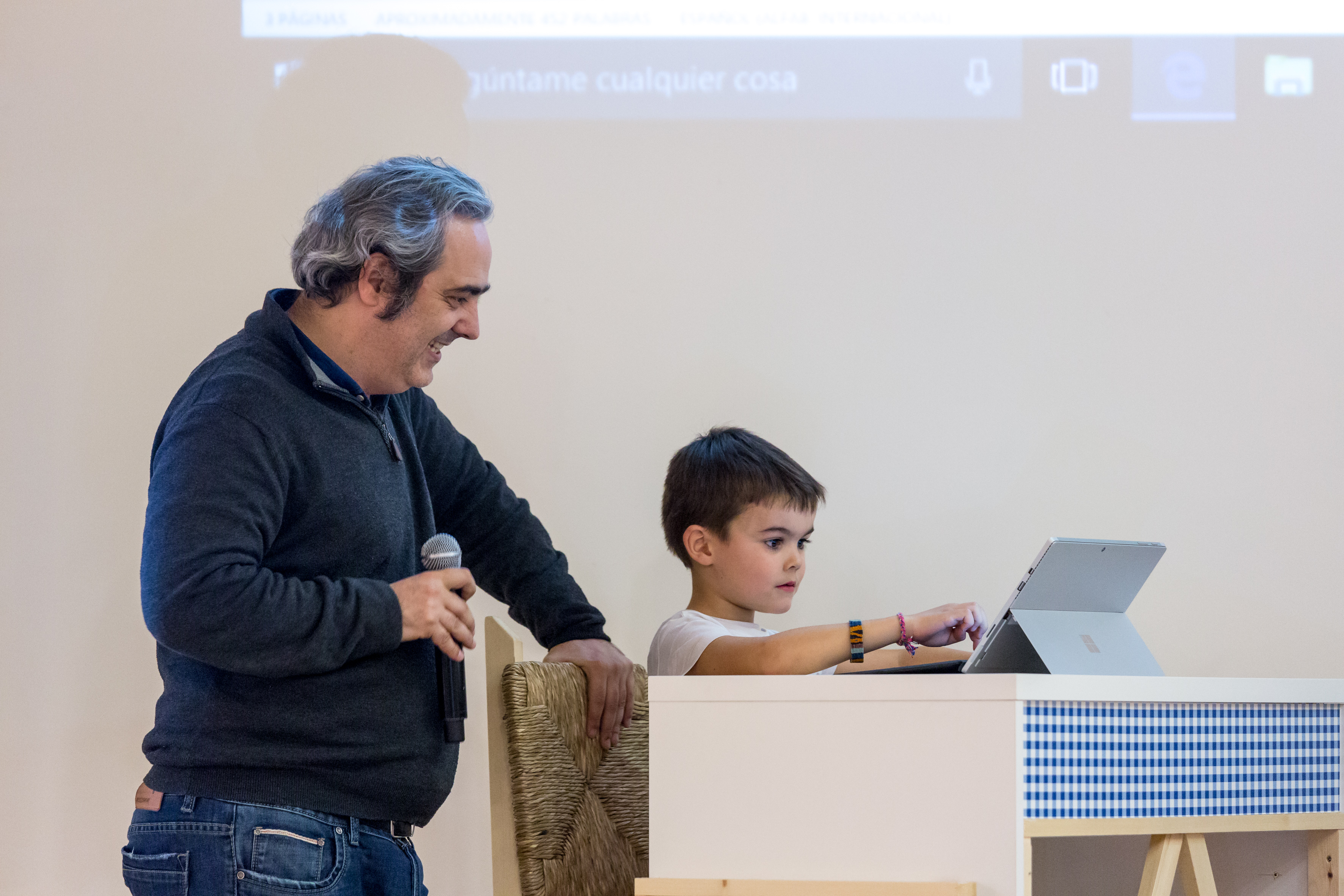 Escritura del cuento colaborativo de Microsoft en Office Jam