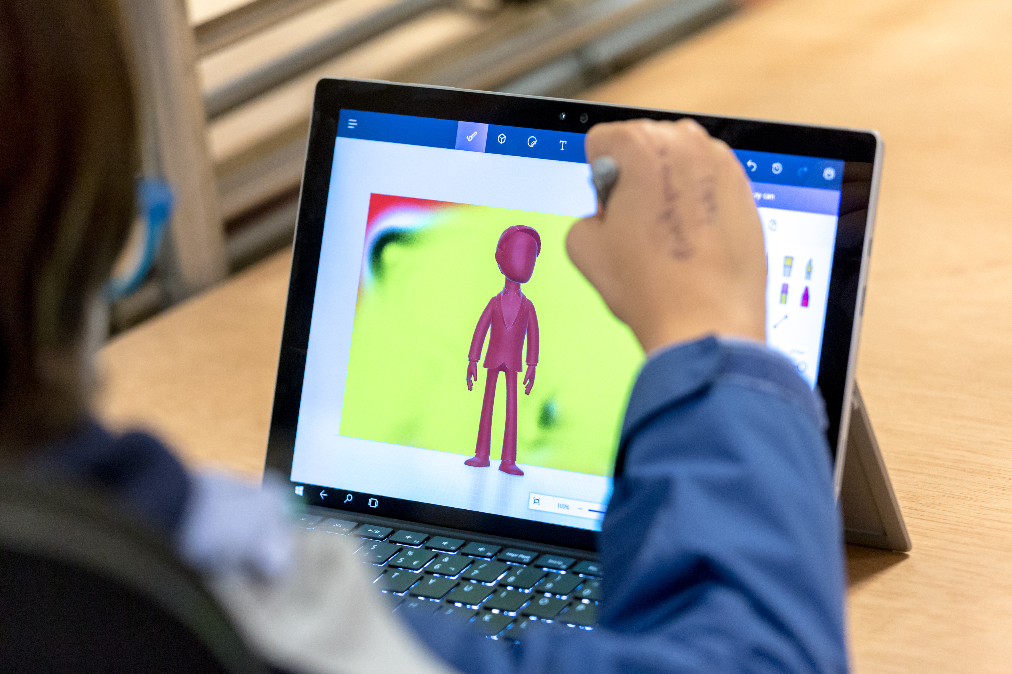 Niño testea las características de Paint 3D