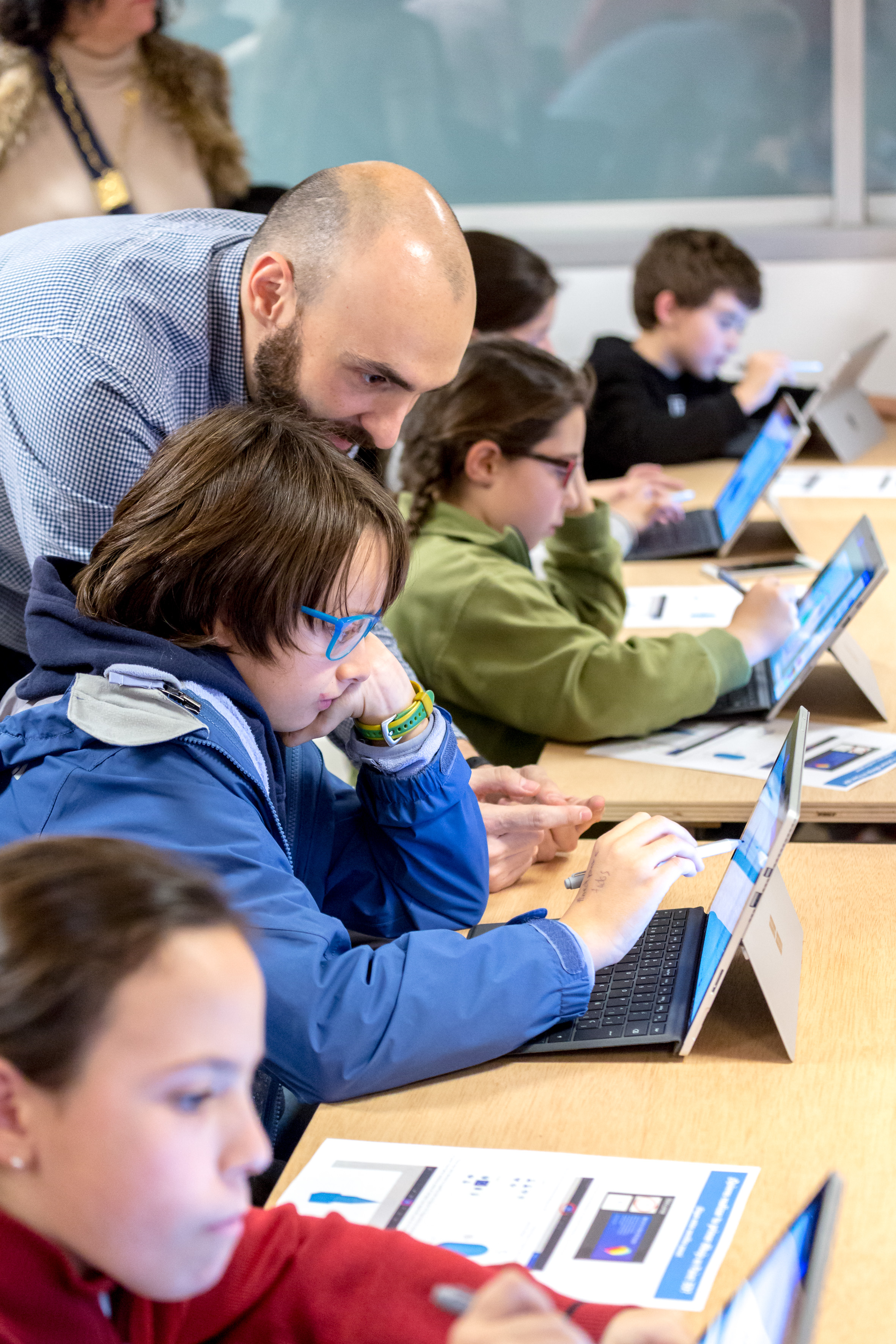 Niño testea las características de Paint 3D