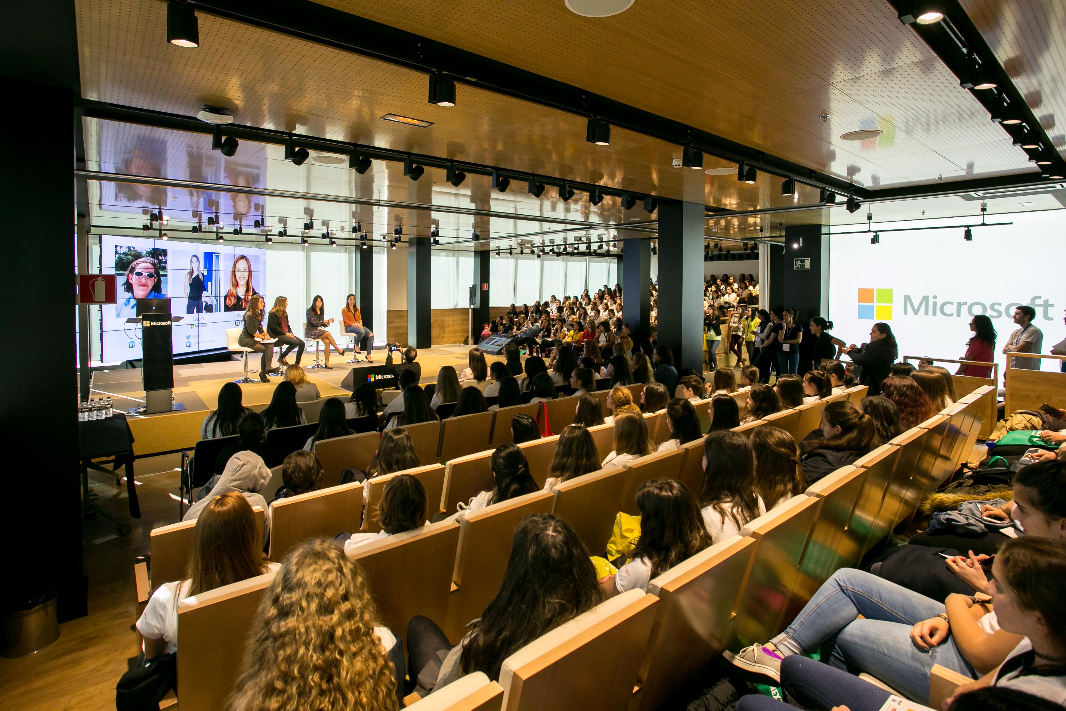 Microsoft ayuda a las niñas a estudiar STEM