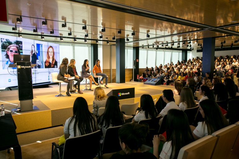 Microsoft ayuda a las niñas a estudiar STEM