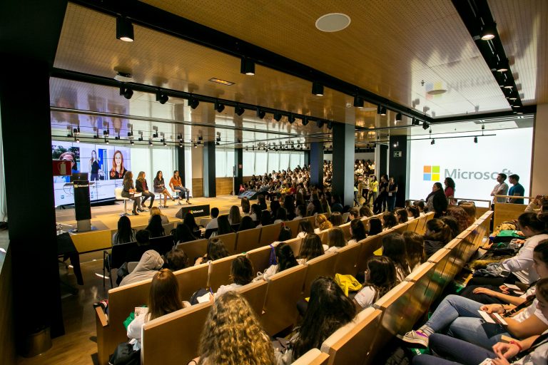 Microsoft ayuda a las niñas a estudiar STEM