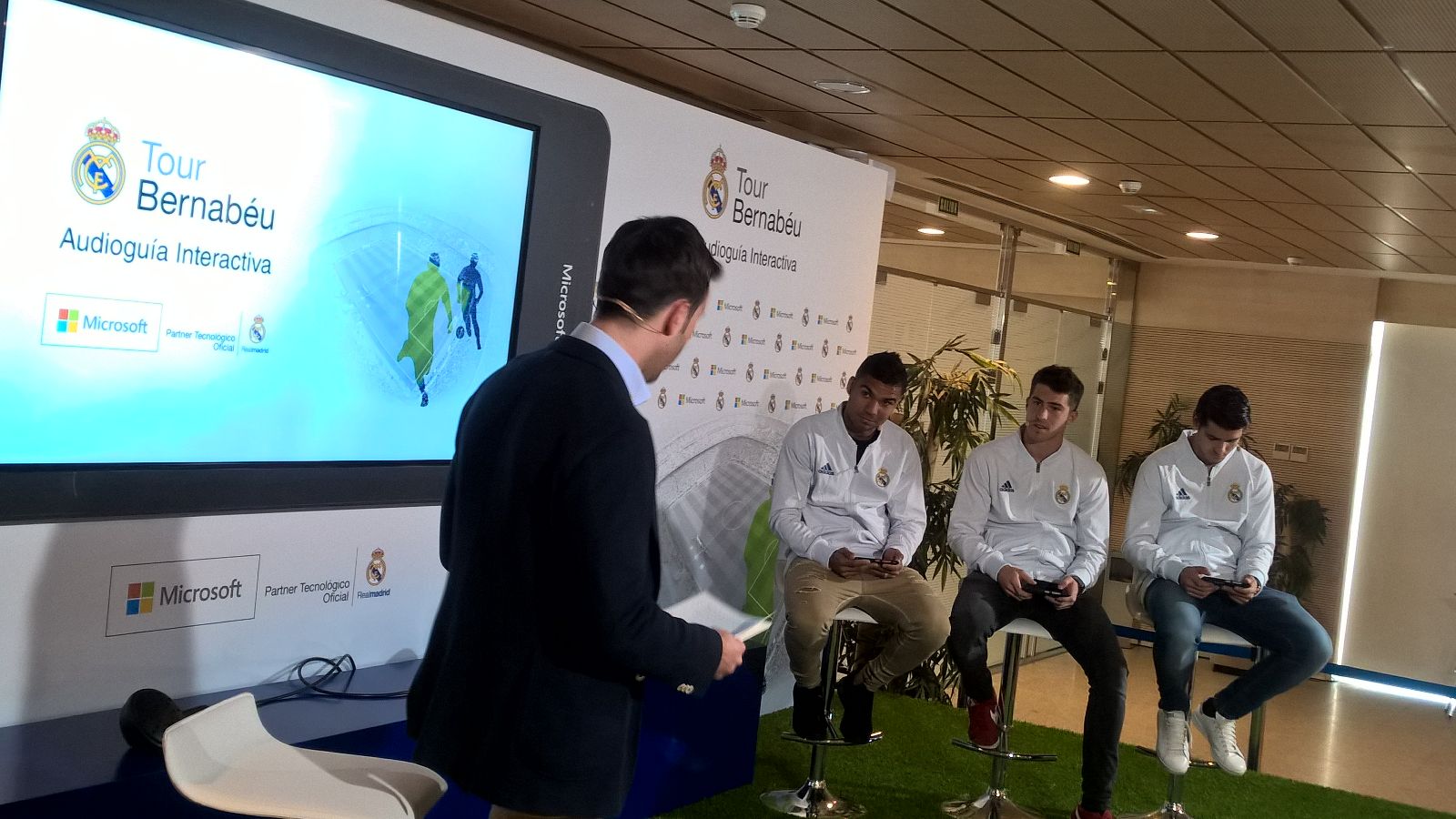 Jugadores del Real Madrid presentan la audioguía del Bernabeu