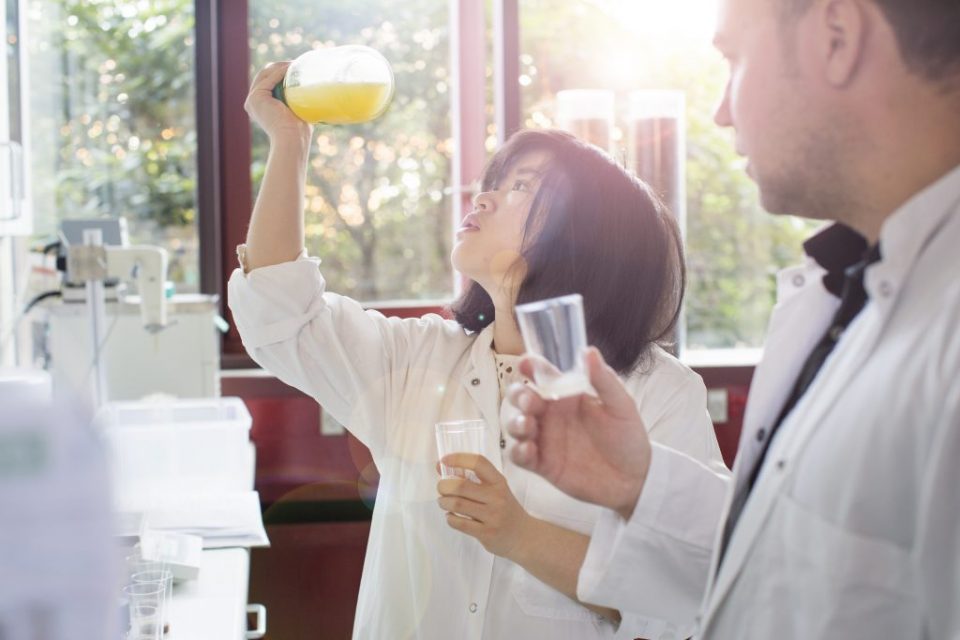 Carlsberg_AI_Fingerprintproject_mujer_laboratorio