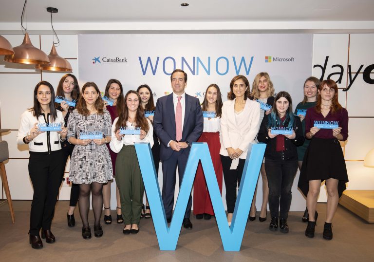 Gonzalo Gortázar y Pilar López con las ganadoras Premios WONNOW