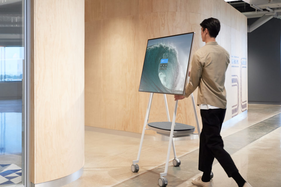 Surface Hub 2S