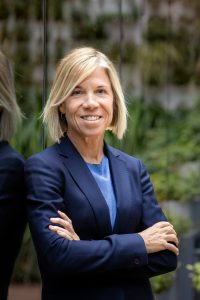 Retrato de Natalia Escobedo con camiseta azul claro y americana azul marino