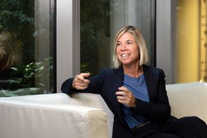 Retrato de Natalia Escobedo con camiseta azul claro y americana azul marino