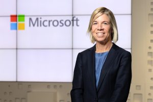 Retrato de Natalia Escobedo con camiseta azul claro y americana azul marino