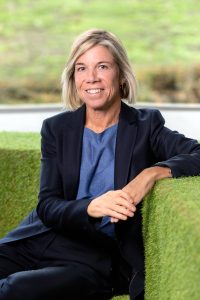 Retrato de Natalia Escobedo con camiseta azul claro y americana azul marino