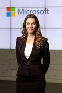 Retrato de Silvia Hernández con top blanco y americana negra.