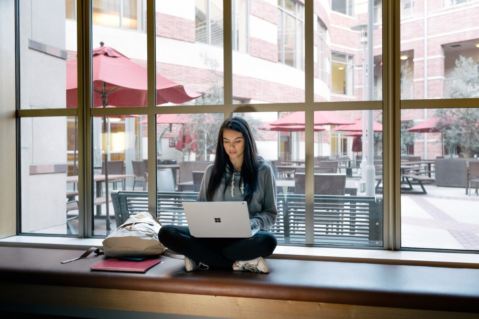 Chica con dispositivo Microsoft Surface