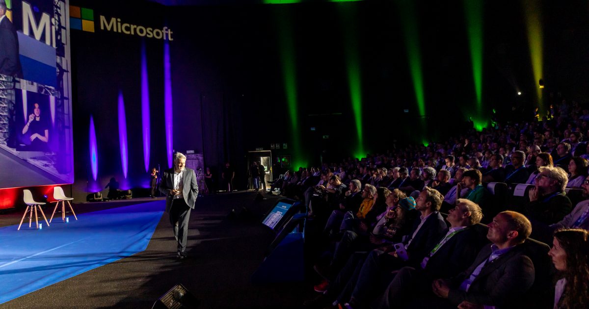 Alberto Granados hablando frente al público de la plenaria en Microsoft Envision AI Connection