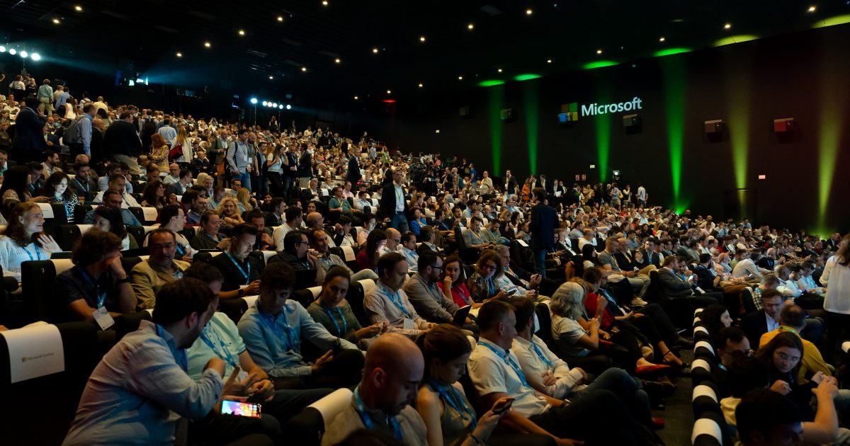 Asistentes a la plenaria de Microsoft Envision AI Connection