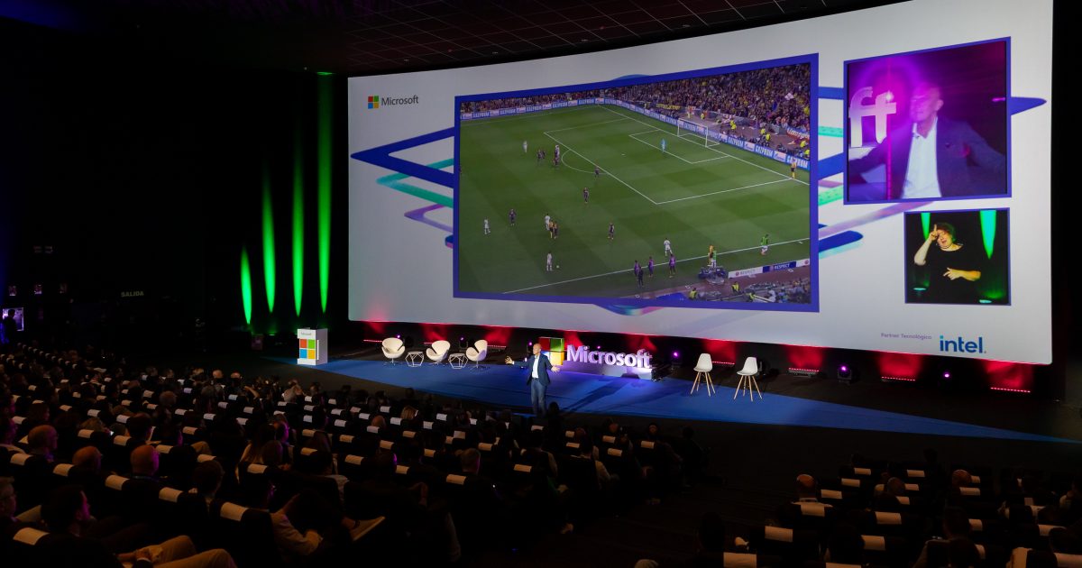 Pierluigi Collina hablando ante el público del Microsoft Envision AI Connection