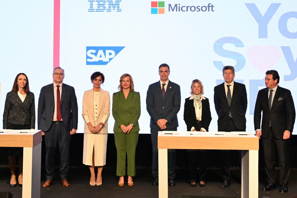 Representantes Hub Tecnológico FP y el Gobierno