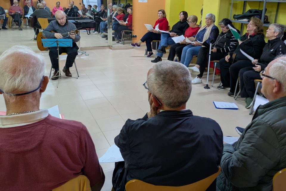 Círculo de mayores en un taller de música