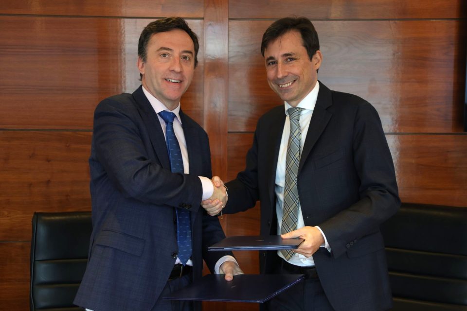 El presidente de Navantia y el presidente de Microsoft dándose la mano
