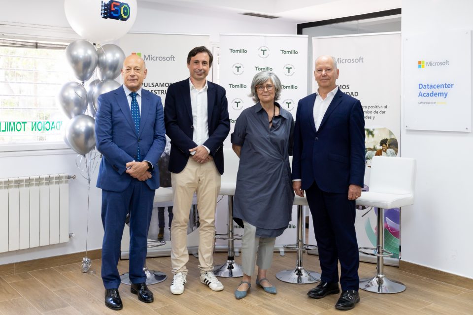 De izquierda a derecha: Manuel Pérez Gómez, viceconsejero de Digitalización de la Comunidad de Madrid; Paco Salcedo, presidente de Microsoft España; Carmen García de Andrés, presidenta de Fundación Tomillo; Ignacio Clopés, director de Construcción de Ferrovial.