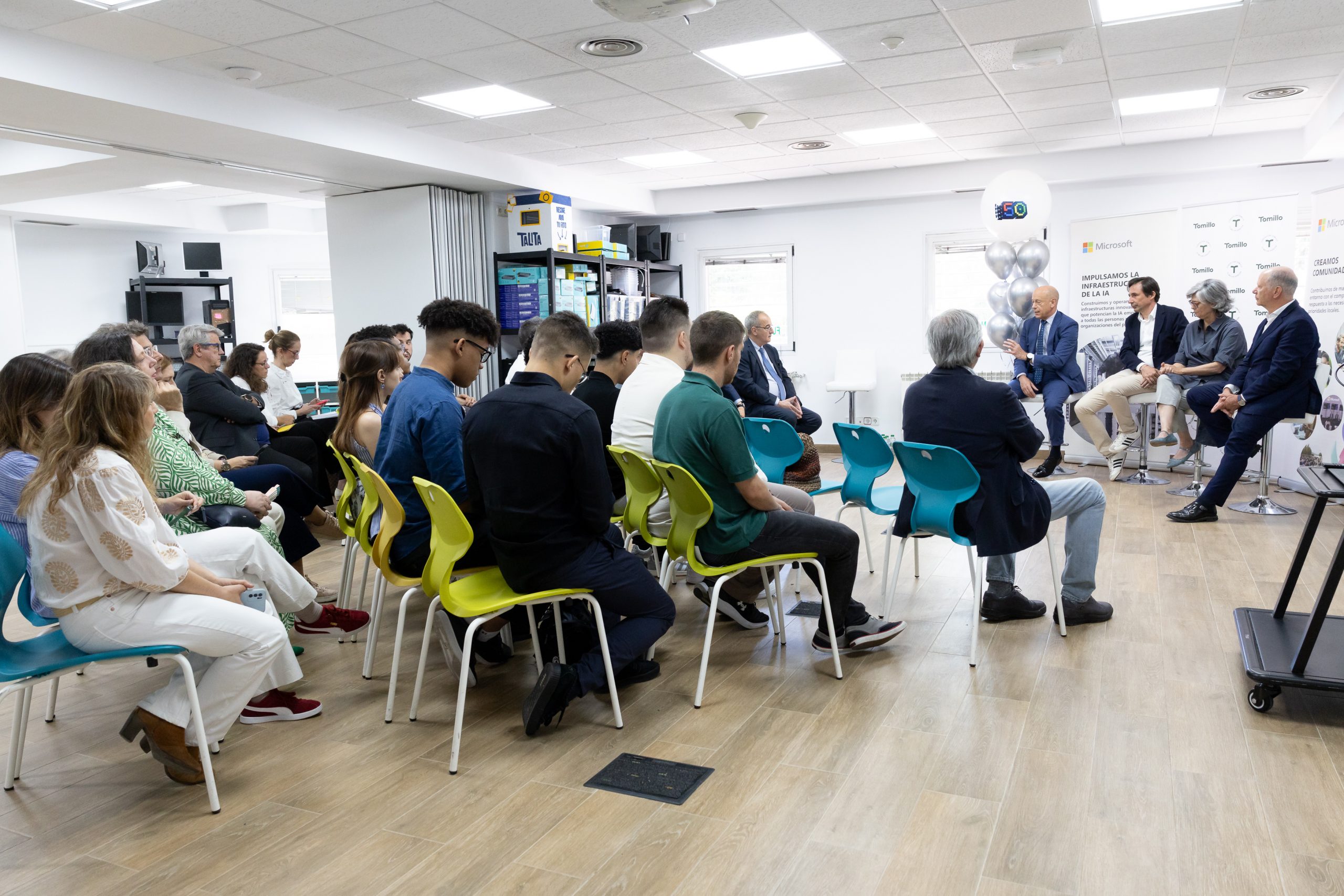 Aula con alumnos sentados escuchando hablar a los responsables de la iniciativa Data Center Academy