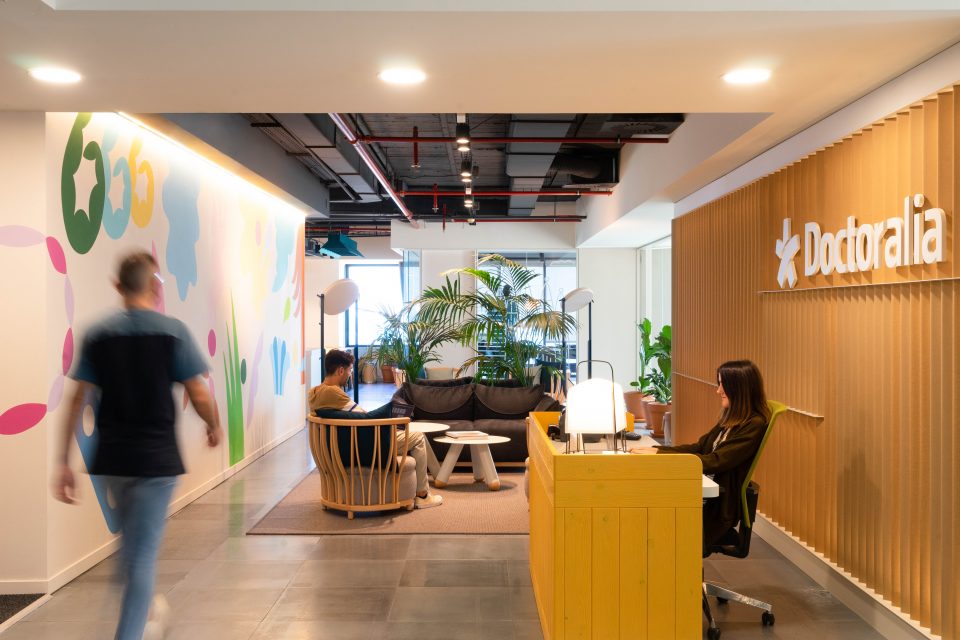 Recepción de la oficina Doctoralia con empleados