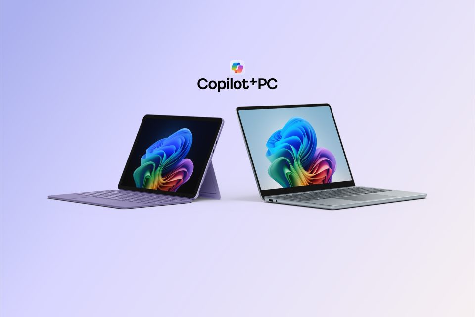 A la izquierda Surface Pro12 pulgadas en color Violeta. En el centro el logo de Copilot+ PC. A la derecha Surface Laptop 13 pulgadas Ocean