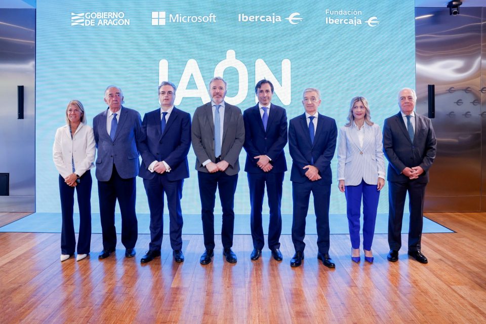 Acto de presentación de IAON con todos los portavoces participantes frente a un videowall con el logo de la iniciativa