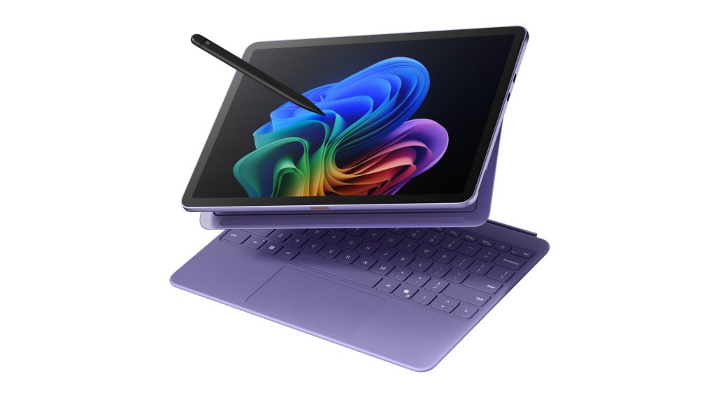 Vista frontal de Surface Pro 12 pulgadas color Violeta con su teclado y lápiz