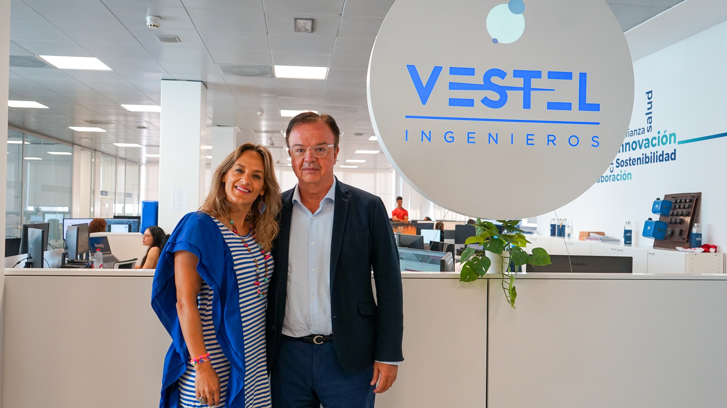 Una foto de Sara Diez, CEO de Vestel Ingenieros y Javier Lozano, CEO de Nanfor posando en las oficinas de Vestel Ingenieros