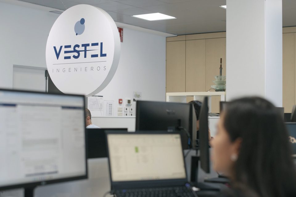 Una persona trabajando en las oficinas de Vestel
