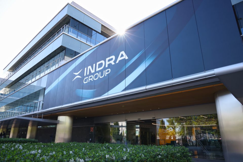 Fachada del edificio de Indra Group en Arroyo de la Vega, Madrid