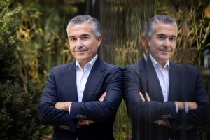 Un hombre con traje azul posa mirando directamente a la cámara