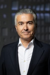 Un hombre con traje azul posa mirando directamente a la cámara