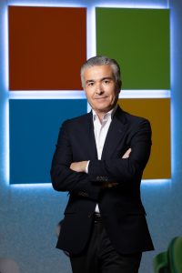 Un hombre con traje azul posa mirando directamente a la cámara