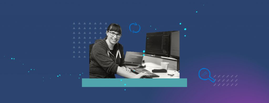 コンピューターコードを表示する2台のコンピューターモニターのあるデスクに座る女性、画像は青と紫の背景にある