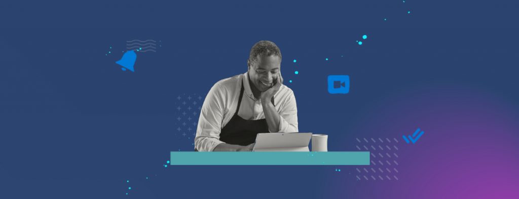 テーブルでコーヒーカップの横に置かれたMicrosoft Surfaceを見る男性。