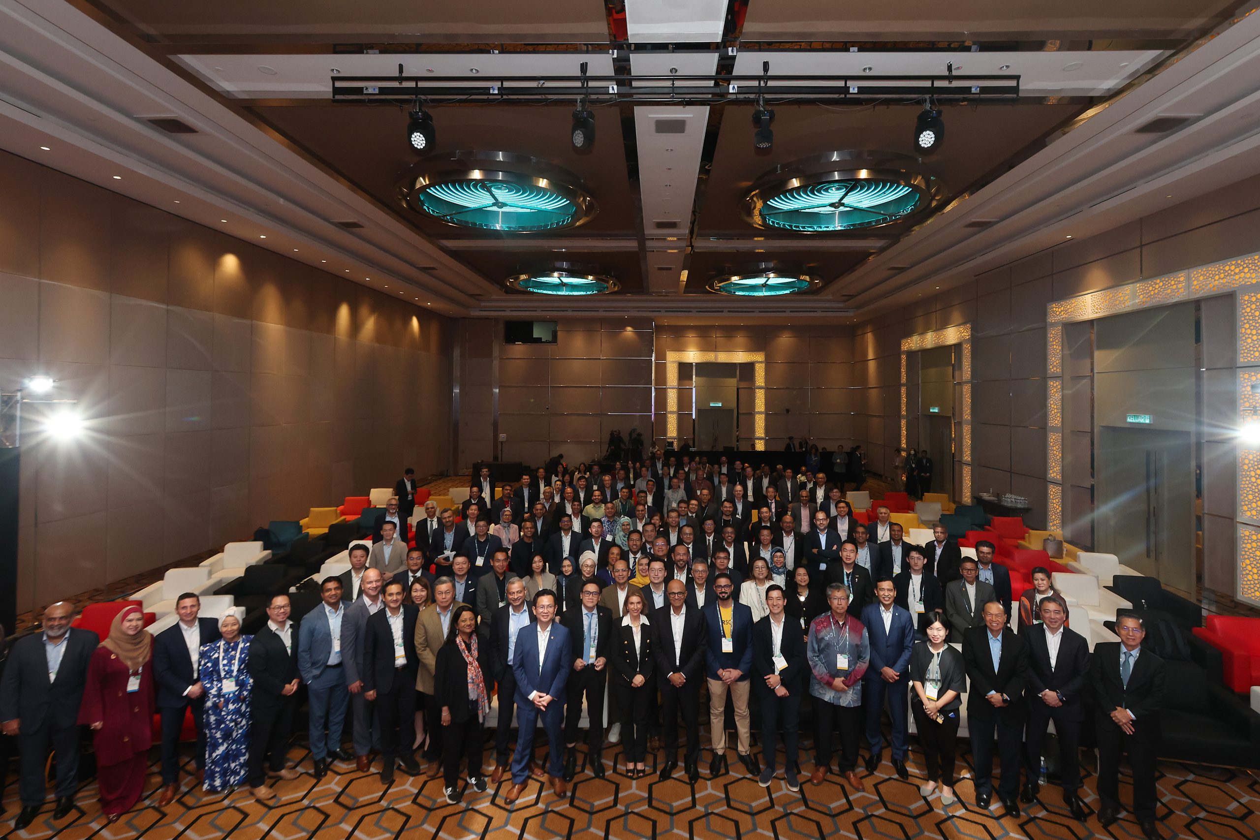 Large group pf people posing for a photo