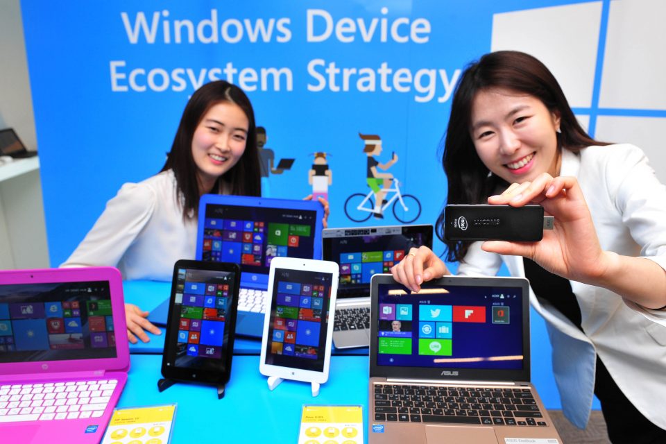 한국마이크로소프트 윈도우 디바이스 확산 전략 간담회 데모존에서 다양한 윈도우 디바이스 라인업을 소개하고 있다